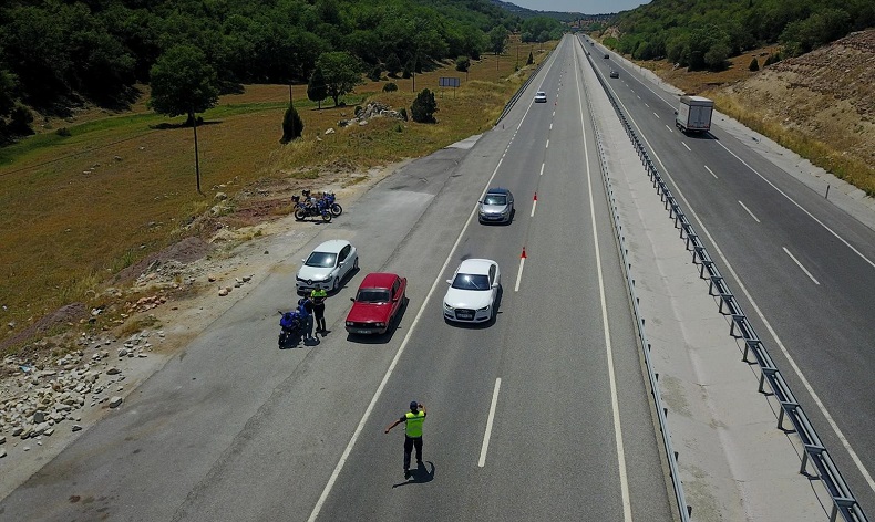 Jandarma ekipleri dönüş yolundaki sürücüleri bilgilendiriyor