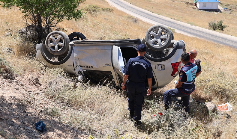 Elazığ’da otomobil şarampole yuvarlandı: 4 yaralandı