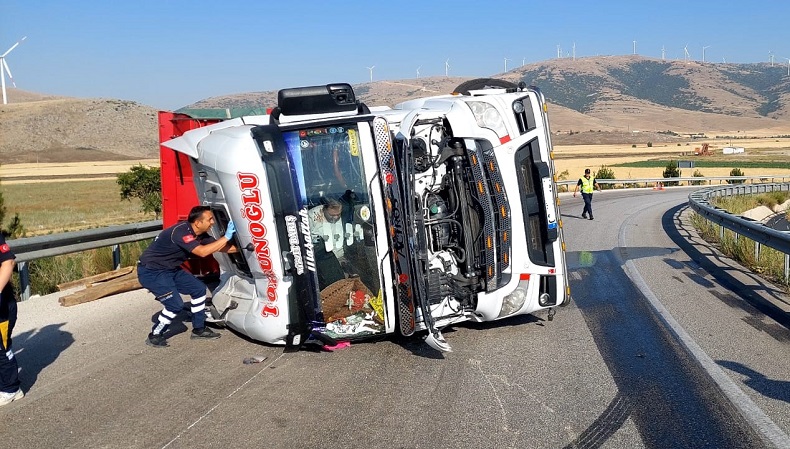 Bariyerlere çarpıp devrilen kamyonun sürücüsü yaralandı