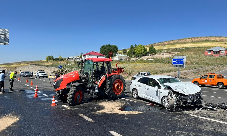 Ağrı’da yola atlayan traktör kazaya neden oldu