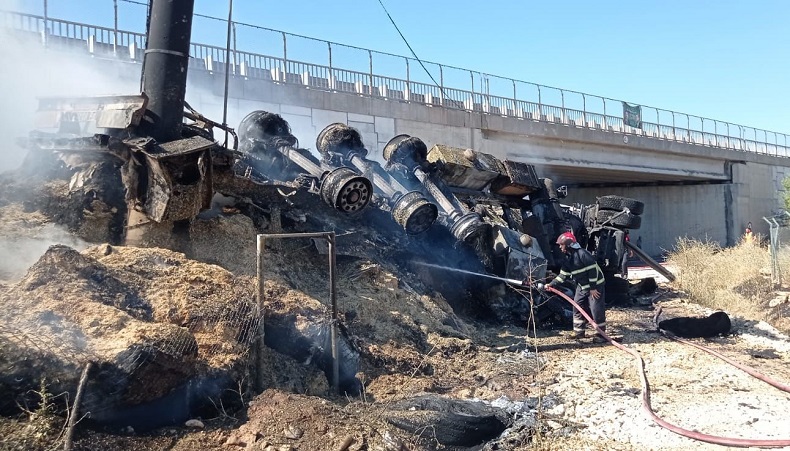 Şanlıurfa’da devrilen saman yüklü tır alev alev yandı