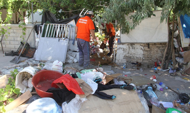 Evden 5 kamyon ve 3 traktör dolusu çöp çıkarıldı
