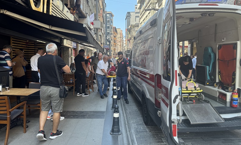 Sokakta temizlik yaparken otomobil çarptı