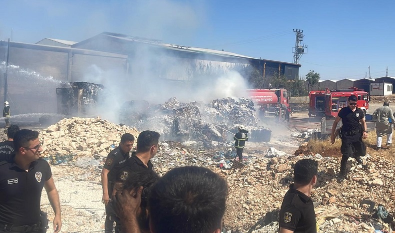 Geri dönüşüm fabrikasında korkutan yangın