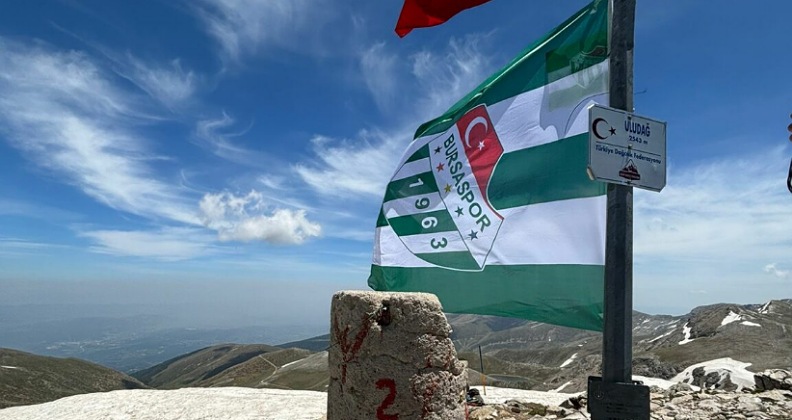 Bursaspor bayrağı Uludağ’ın zirvesinde