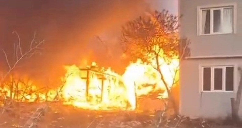 Tüpler bomba gibi patladı, ev alevlere teslim oldu