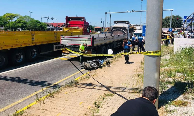 Motosiklet tırın altına girdi