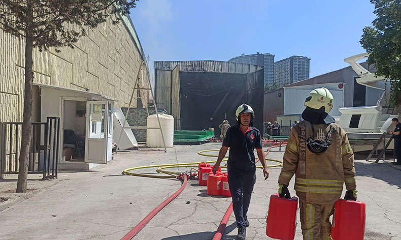 Tuzla’da yat imalathanesinde yangın çıktı