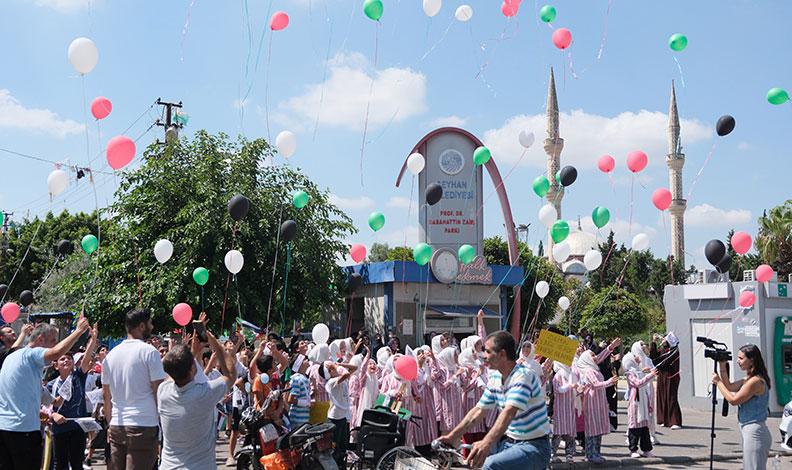 Filistin’de ölen çocuklar için gökyüzüne balon bıraktılar