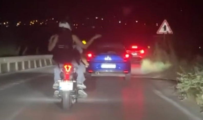 Motosiklet üzerinde dans edip ölümüne sollama yaptı