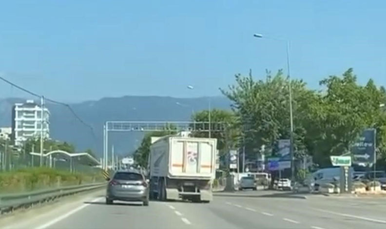 Bursa’da kamyon attığı makasla trafiği birbirine kattı