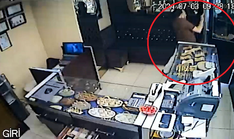 Bursa’da kuyumcu, soyguncuyu dükkana sokmadı