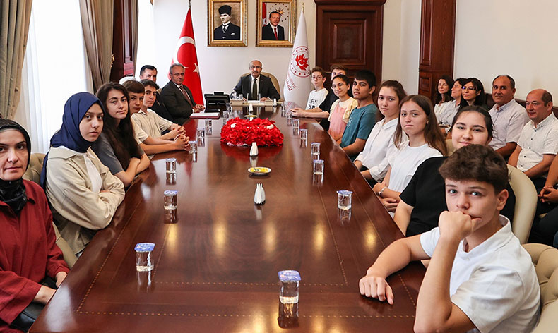 Vali Demirtaş, LGS birincilerini ağırladı
