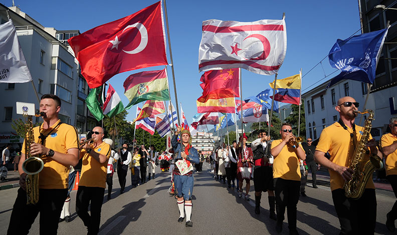 Uluslararası Altın Karagöz Halk Dansları Yarışması Bursa’da başladı