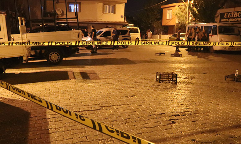 Küfür kavgasında silah ve bıçaklar çekildi