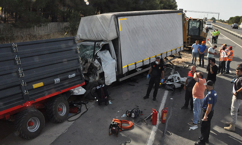 Kamyonet, buğday yüklü römorka arkadan çarptı