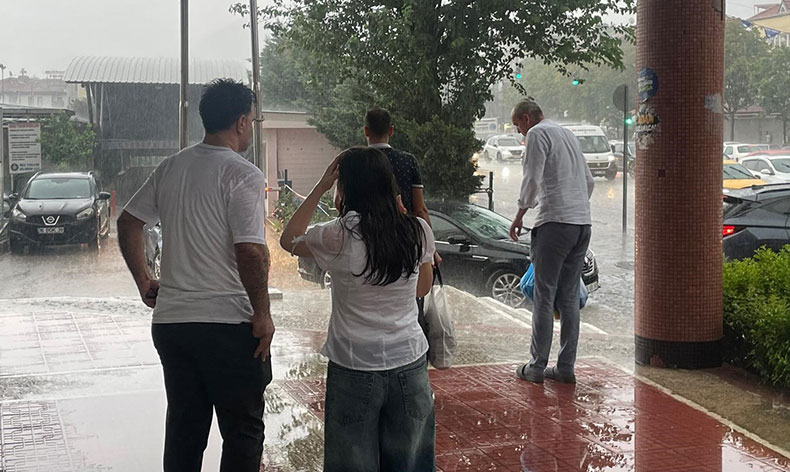 Bursa’da sağanak yağış hayatı durma noktasına getirdi