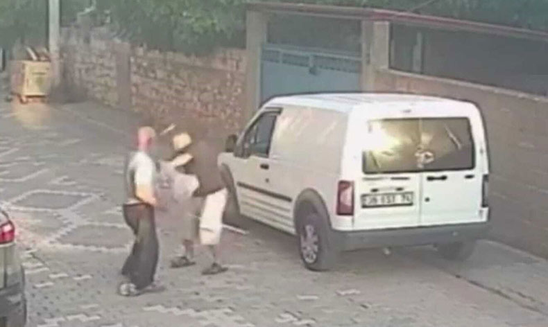 Önce tokat attı, ardından sopayla saldırdı