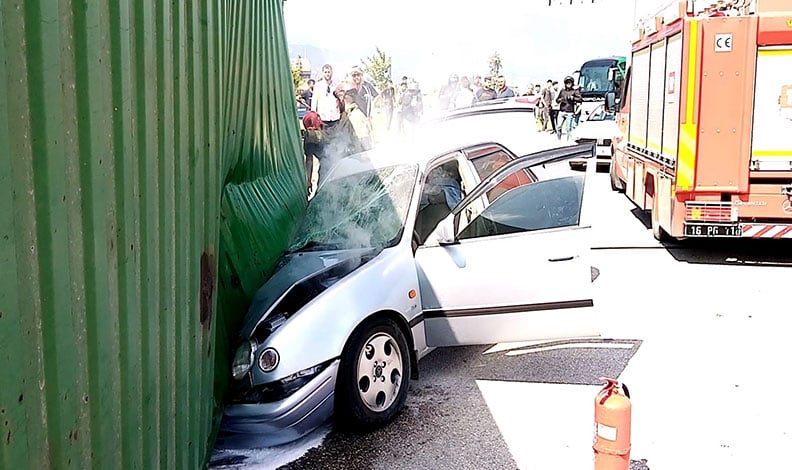 Bursa’da TIR otomobilin üzerine devrildi, aile ölümden döndü
