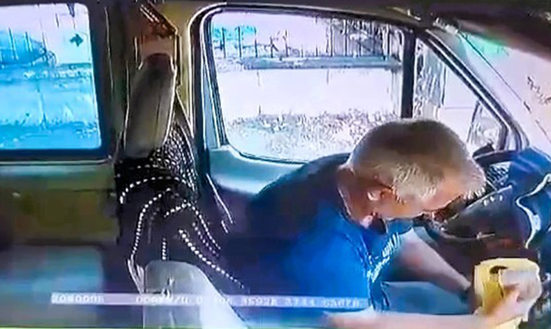 Küçücük camdan girip, 5 şoförün ekmek parasını çaldı