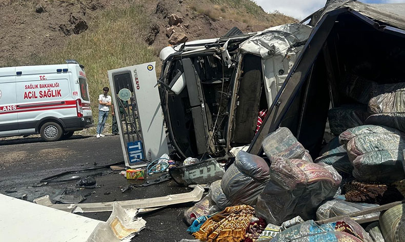 Yüksekova’da 2 tır kafa kafaya çarpıştı
