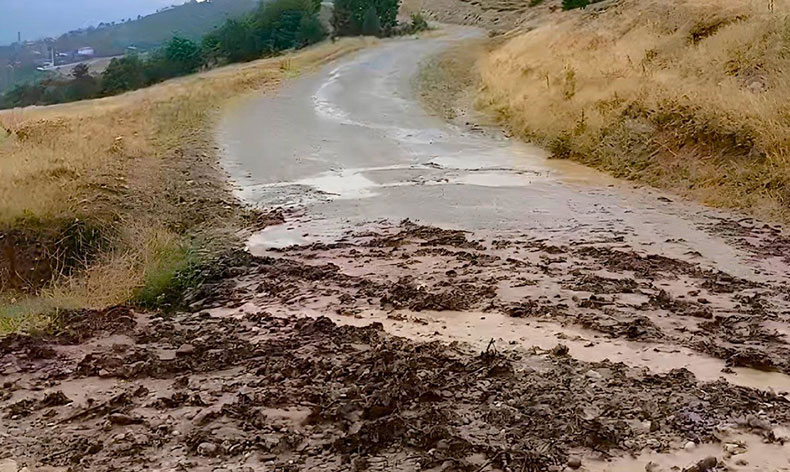 Osmancık’ta sel suları köy yollarına zarar verdi