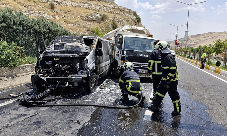 Mardin’de seyir halindeki ticari araç alevlere teslim oldu
