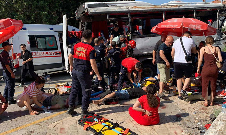 Freni boşalan tur otobüsü dehşet saçtı