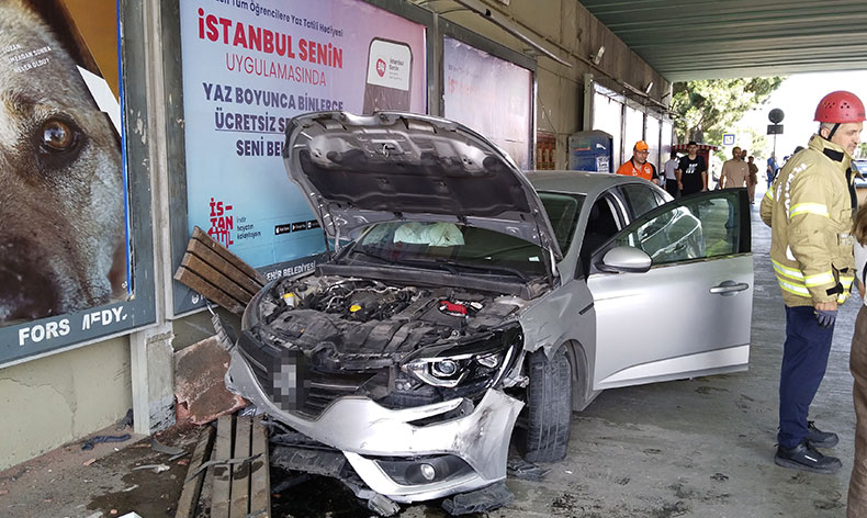 Pendik’te 4 aracın karıştığı kazada bir araç durağa daldı