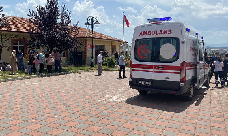 Kur’an kursunda üstlerine alçı tavan düştü