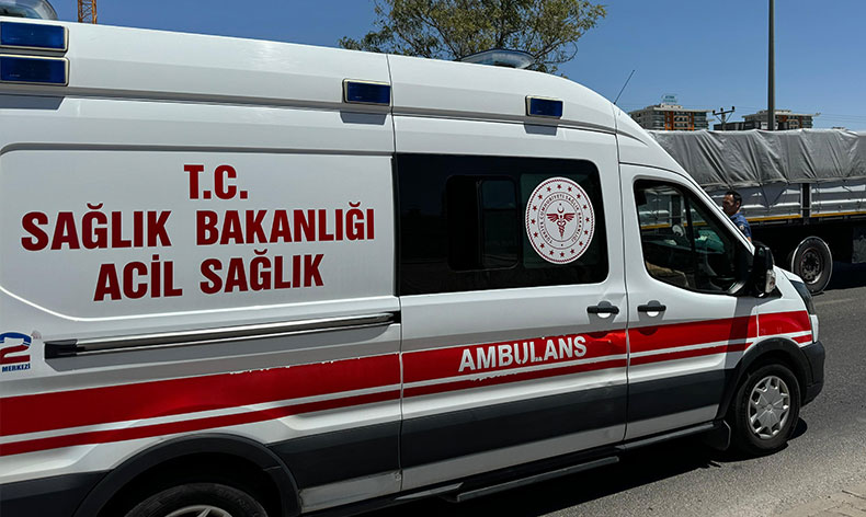 Otomobilde fenalaşan genç kız hastaneye kaldırıldı