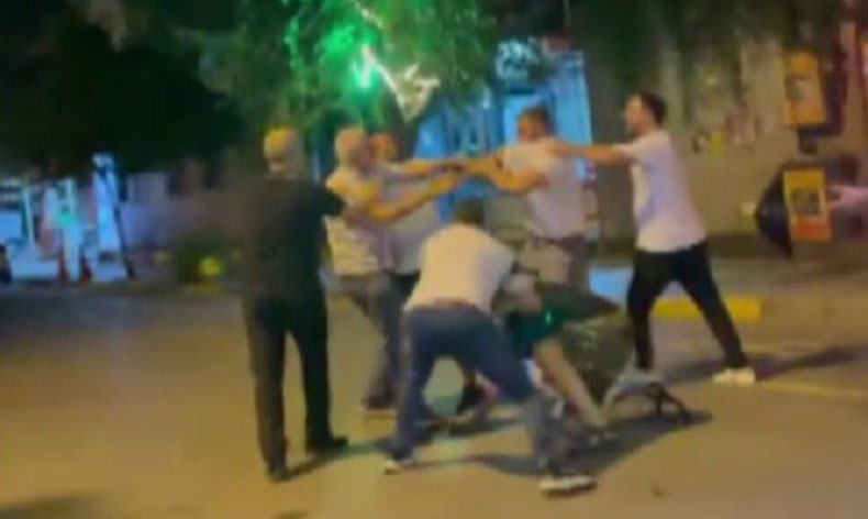 İzmir’de yumruk yumruğa kavga kamerada