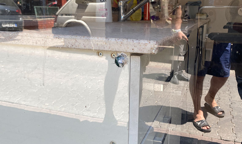 Camdaki çatlaklar polis ekiplerini harekete geçirdi