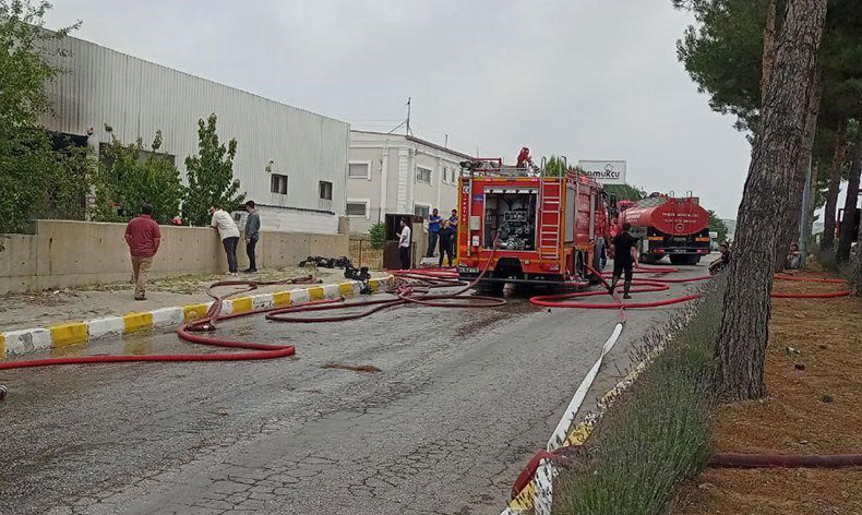 Uşak’ta tekstil fabrikasında çıkan yangın söndürüldü
