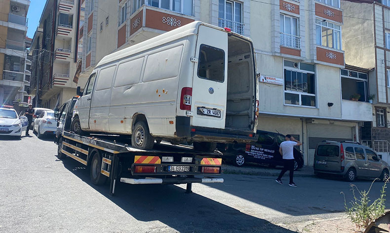 Mahallenin korkulu rüyası olan araçlar çekildi