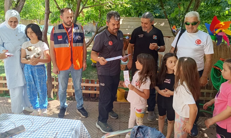 Selden zarar gören mahalle halkına bilgilendirme