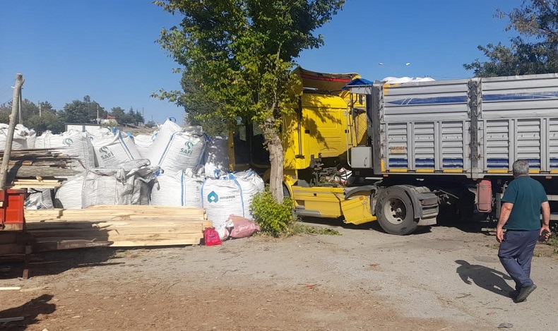 Refüjü aşan tır iş yerine daldı