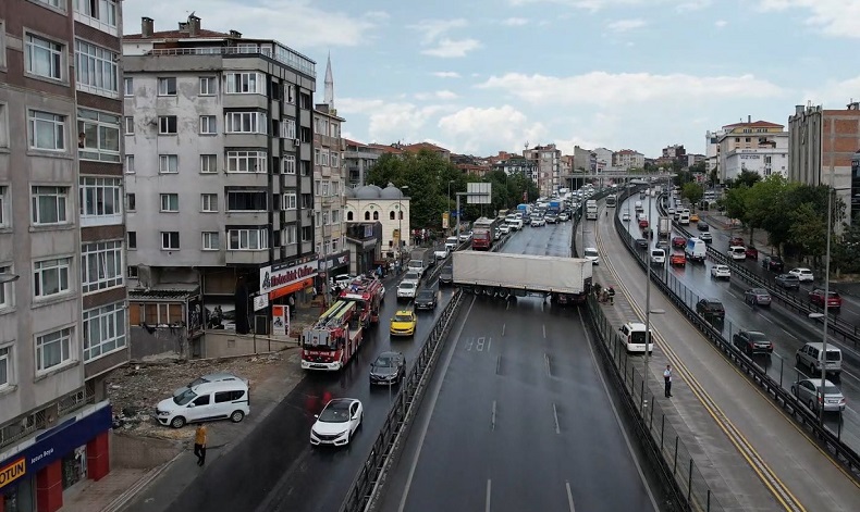 Avcılar’da tır yoldan çıktı