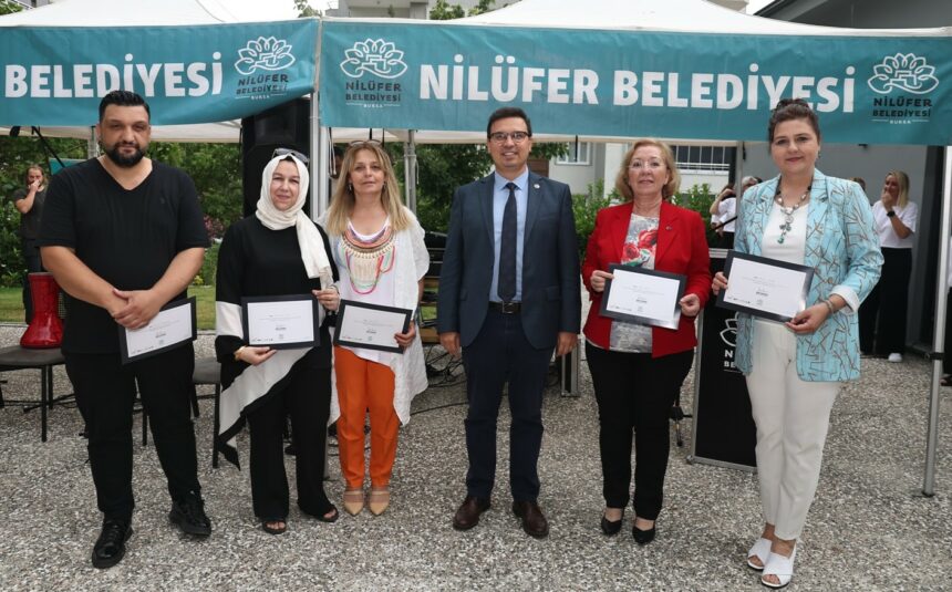 NİLÜFER BELEDİYESİ'NİN GEÇEN YIL CUMHURİYET MAHALLESİ'NDE HAYATA GEÇİRDİĞİ OLGUN GENÇLİK LOKALİ'NDEKİ EĞİTİMLERE KATILANLARIN 6 AYLIK ÇALIŞMALARI, DÜZENLENEN ETKİNLİKTE SERGİLENDİ. (İHA/BURSA-İHA)<br />
Nilüfer Belediyesi'nin geçen yıl Cumhuriyet Mahallesi'nde hayata geçirdiği Olgun Gençlik Lokali'ndeki eğitimlere katılanların 6 aylık çalışmaları, düzenlenen etkinlikte sergilendi.