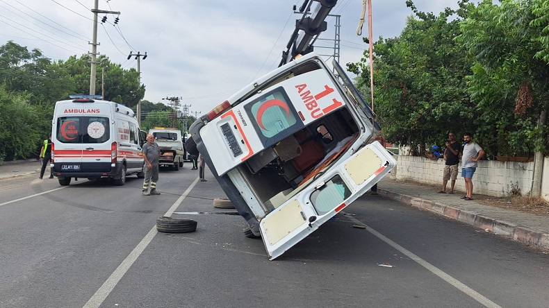 Ambulans devrildi:2 sağlık çalışanı yaralandı