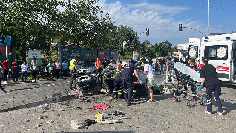 Kamyon ve 2 otomobilin karıştığı kazada can pazarı