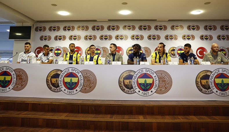 Fenerbahçe 7 futbolcu için imza töreni düzenledi