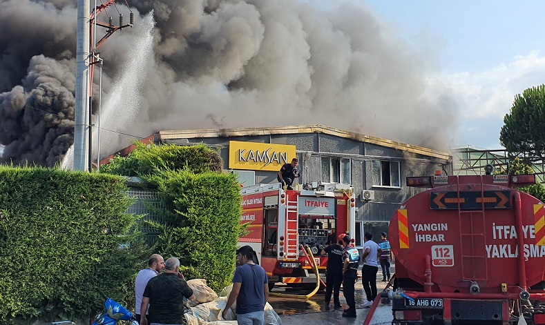 Bursa’da sandalye fabrikasında yangın