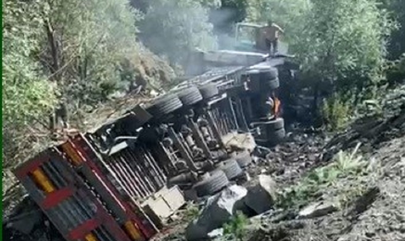 Tır sürücüsü yanmaktan son anda kurtuldu