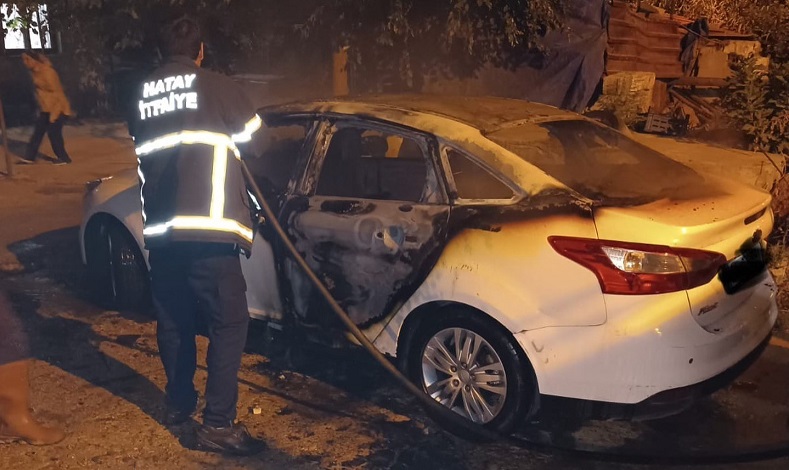Yanan otomobil kullanılmaz hale geldi