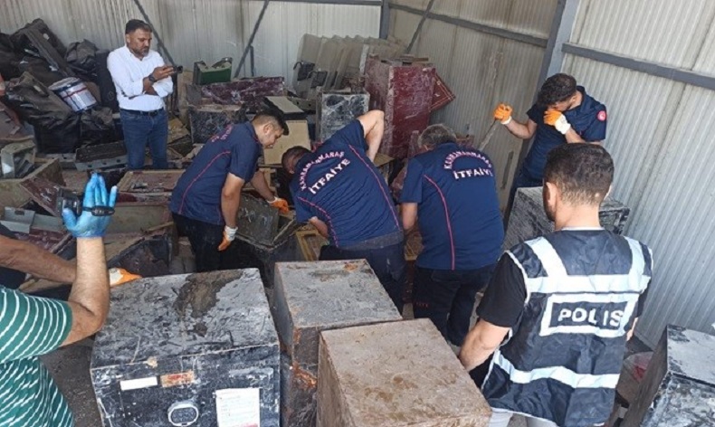 Enkazdan çıkartılan çelik kasalar açıldı