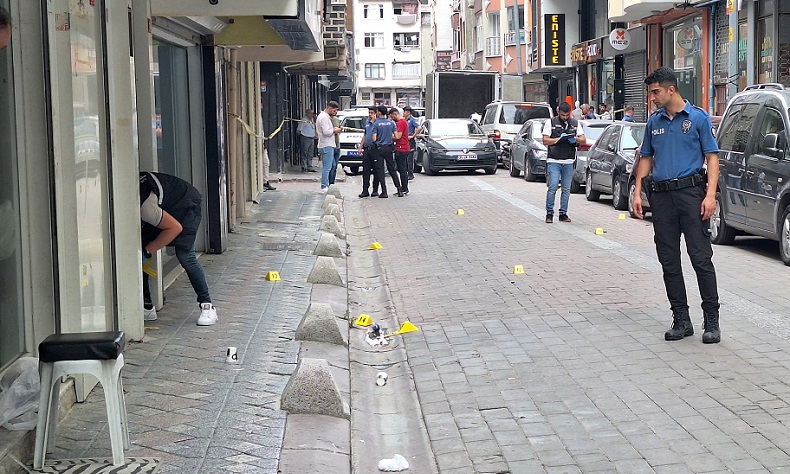Zeytinburnu’nda sokak ortasında silahlı çatışma:1 ölü