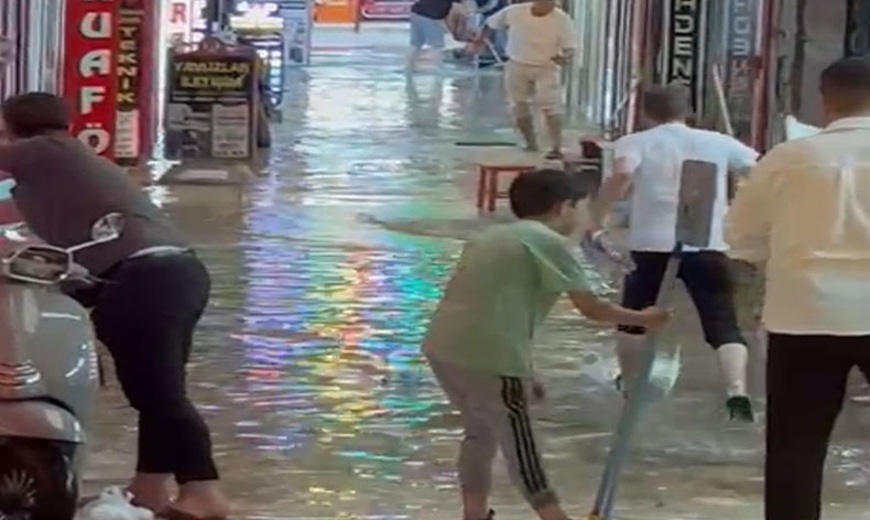 Sağanakta iş yerleri ve evler sular altında kaldı