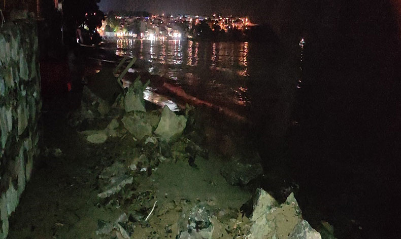 Şiddetli yağışta istinat duvarı çöktü