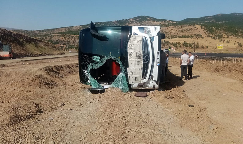 Bingöl’de yolcu otobüsü devrildi: 14 yaralı